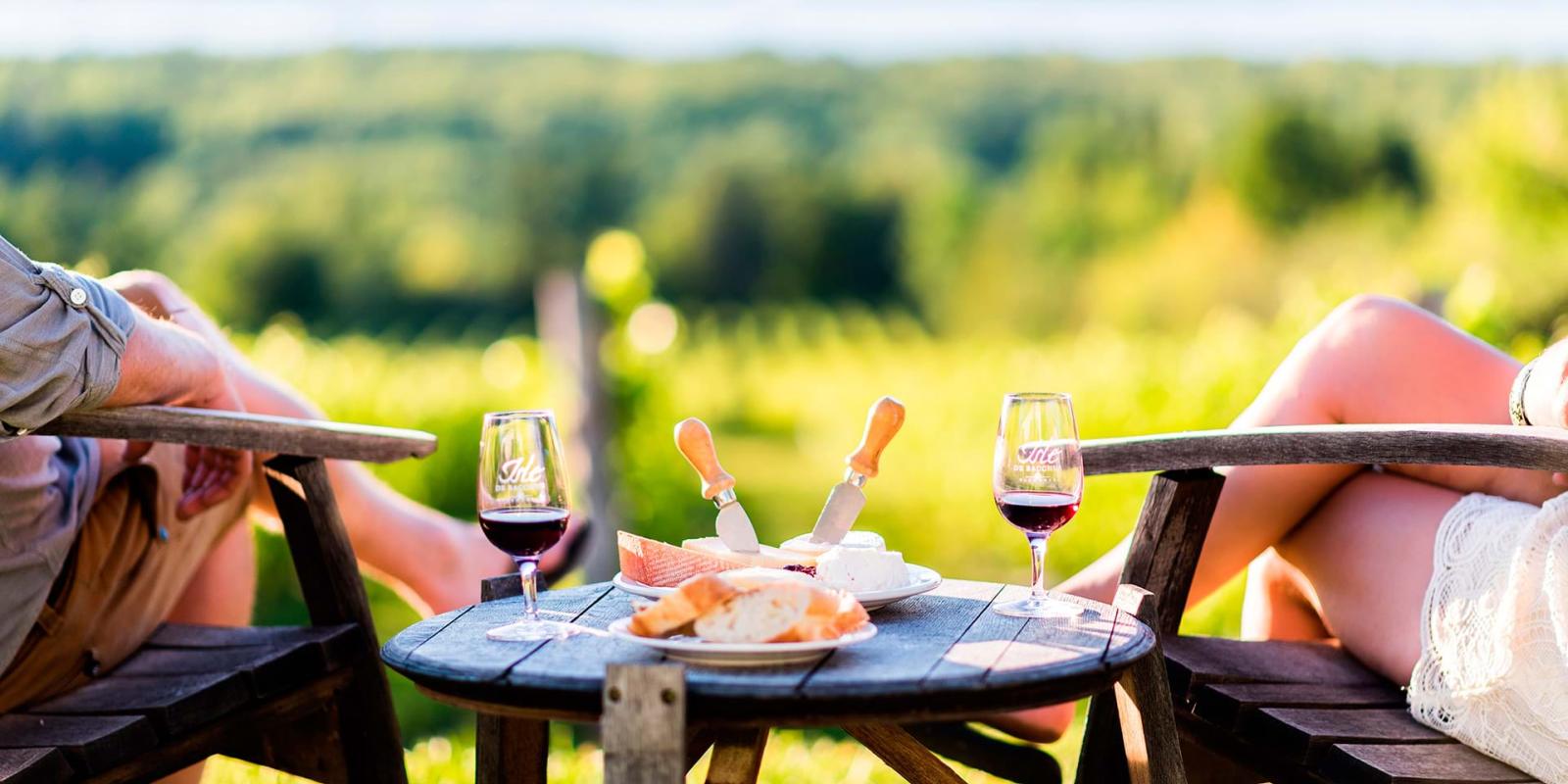 Dégustation extérieure de plusieurs bières différentes dans une microbrasserie.