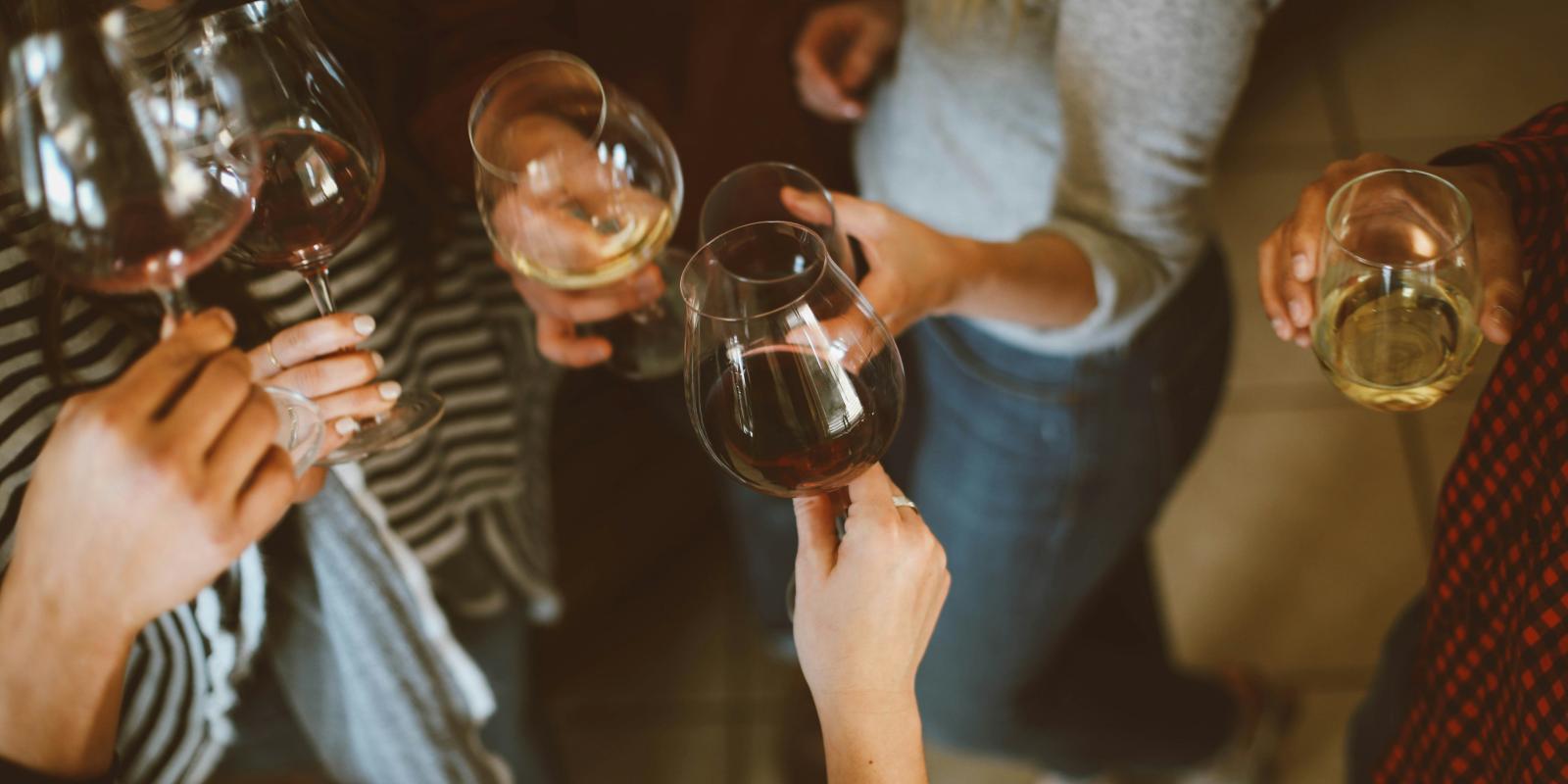 Copines avec des verres de vin à la main