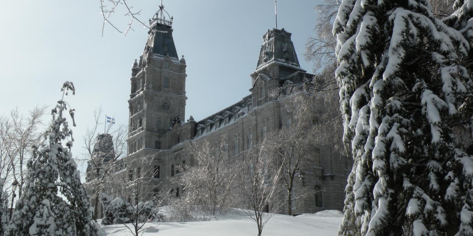 Façade de l'hôtel du Parlement de Québec en hiver 
