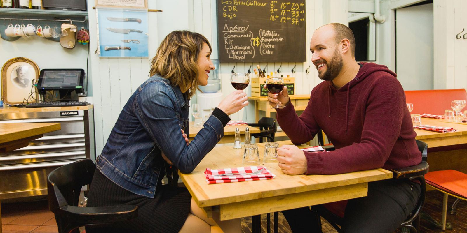 Couple buvant une coupe de vin à la table