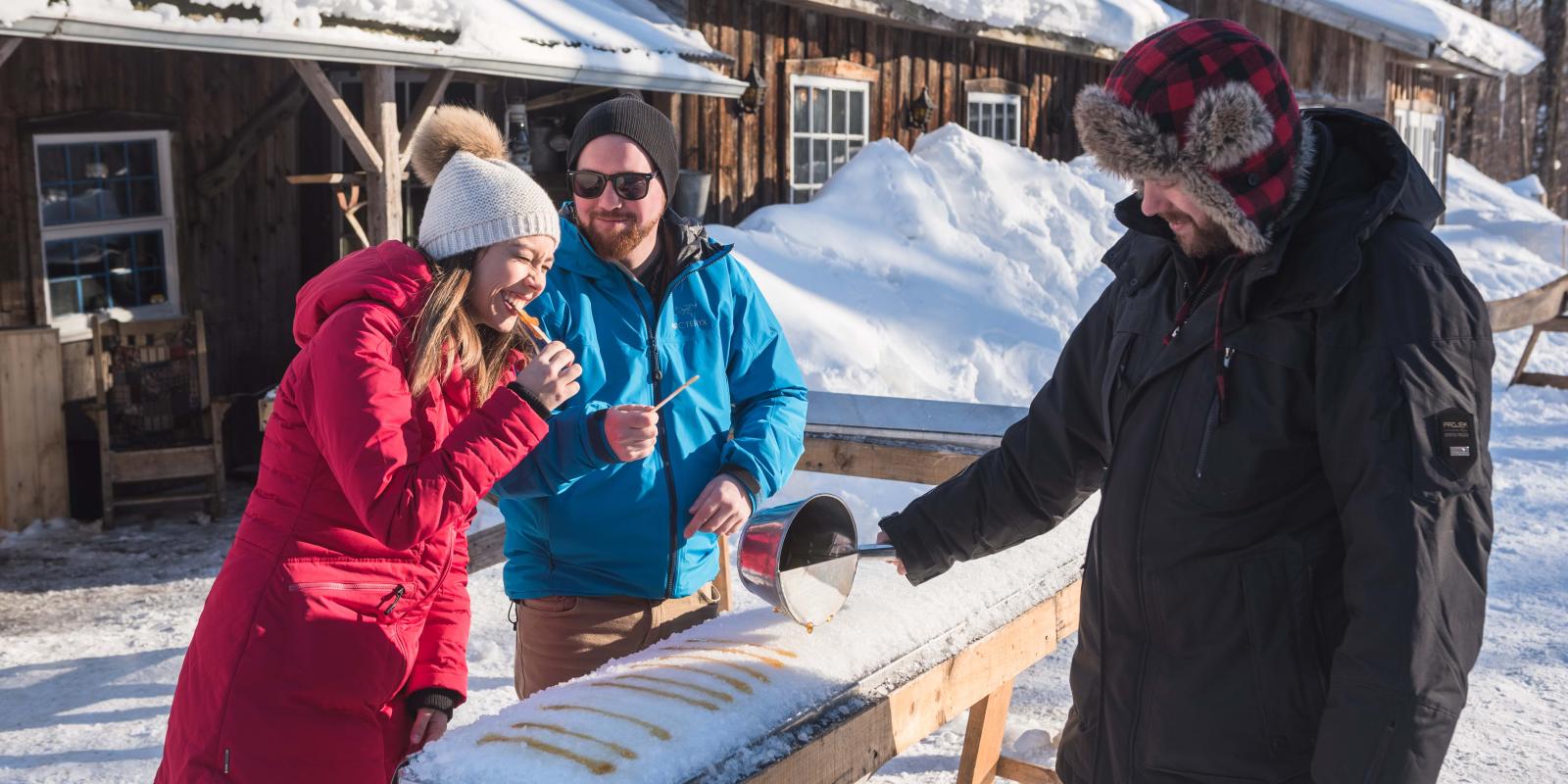 Tire d'érable servi à un couple à la cabane à sucre