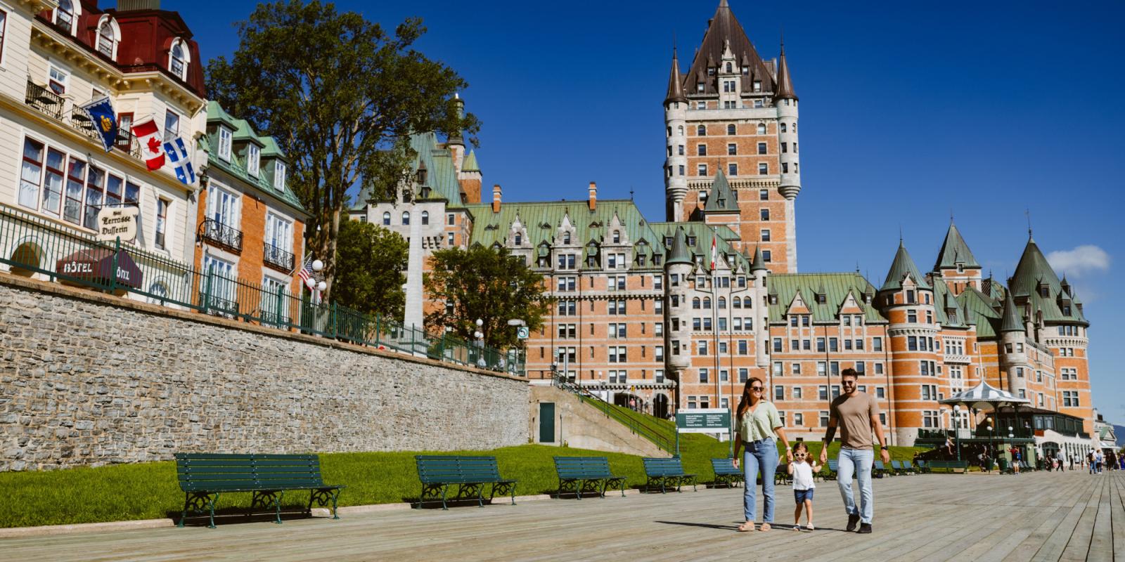 Famille marchant sur la terrasse Dufferin