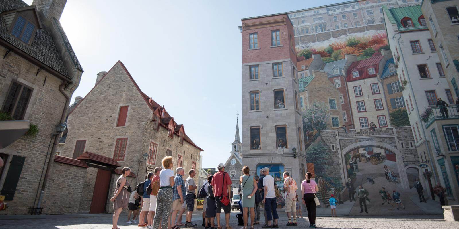Fresque des Québécois - touristes devant la Fresque