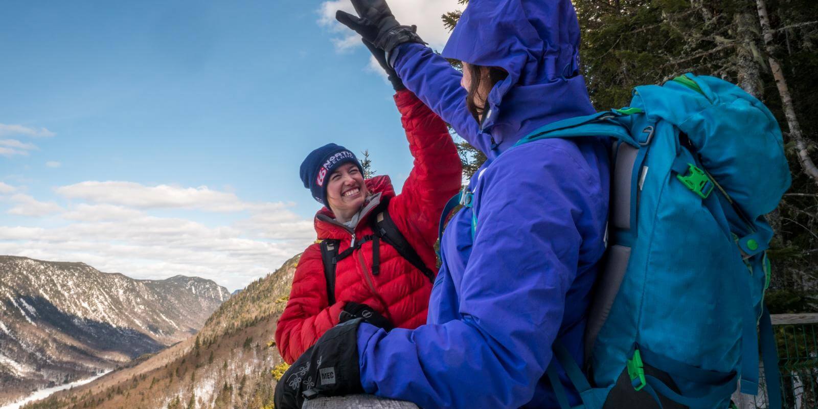 Deux personnes au sommet du sentier Les Loups dans le Parc national de la Jacques-Cartier, en hiver.