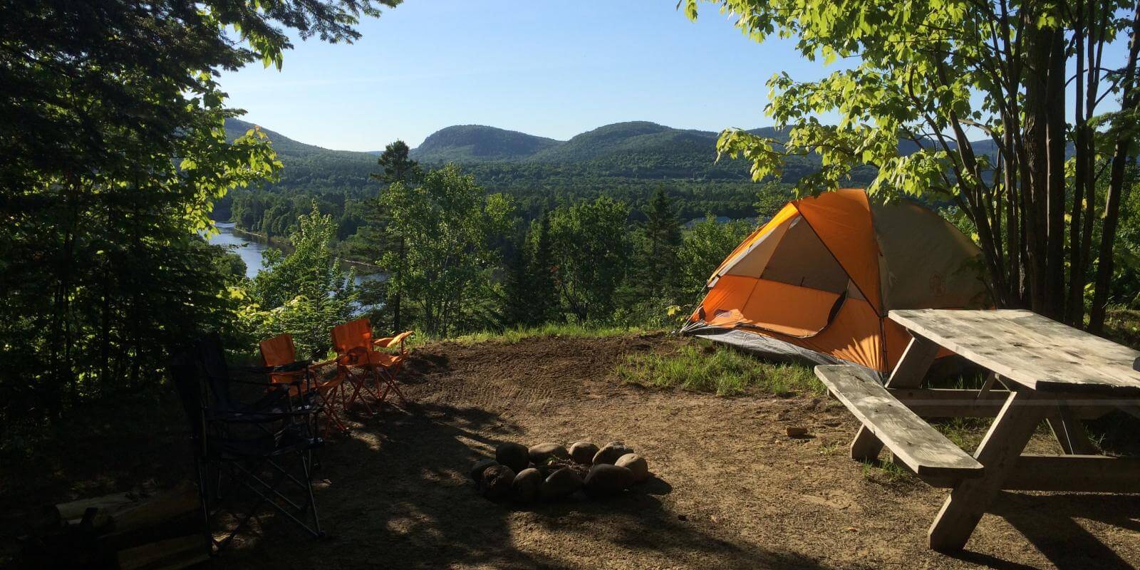 Camping Valcartier - terrain avec vue sur les montagnes