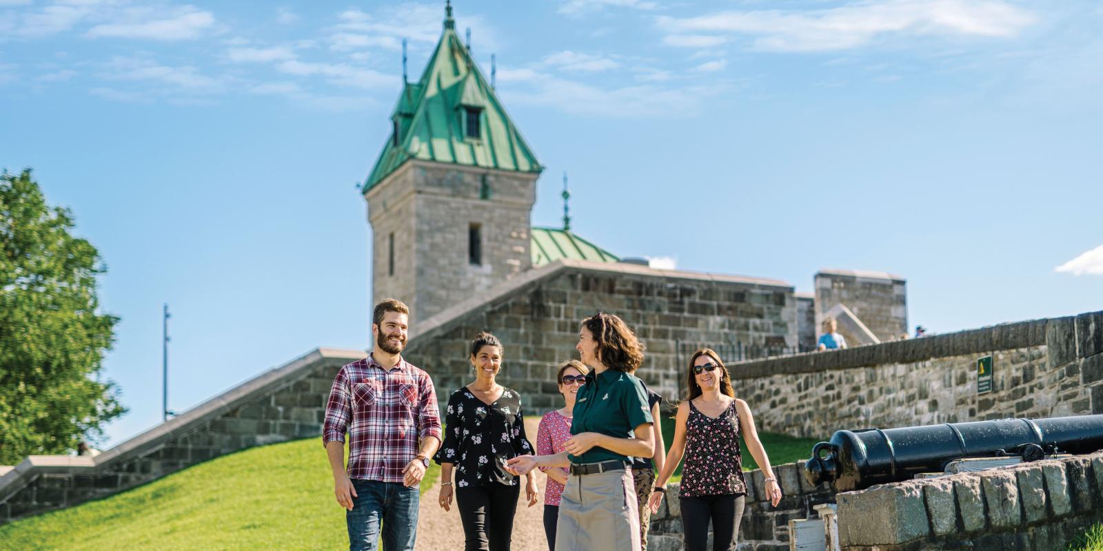 Un groupe de personnes participe au circuit de découverte au Lieu historique national des Fortifications-de-Québec.