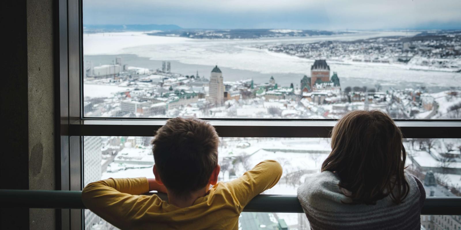 Observatoire de la Capitale - Enfants qui regardent dehors - hiver