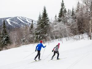 Couple en ski de fond au Mont-Sainte-Anne.