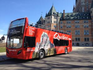 Unitours - Red bus in front of the Château Frontenac