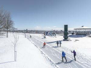 Ski de fond devant les oeuvres d'artistes autochtones