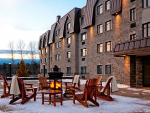 Doubletree By Hilton Quebec Resort - upper terrace and fireplace