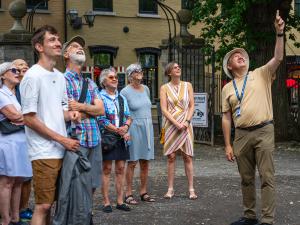 Tours Voir Québec - Guide dans la cour de la Cathédrale anglicane