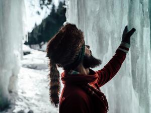 Parc naturel régional de Portneuf - homme à côté d'une paroi de glace