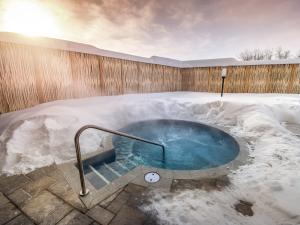View of an outdoor thermal bath in winter at the Aroma Spa at Village Vacances Valcartier.