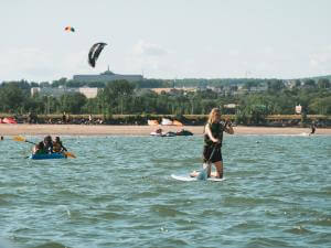 Many people take advantage of the nautical activities at the Baie de Beauport.
