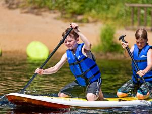 Au Chalet en Bois Rond - Enfants en paddleboard