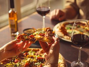 Chez Mio Café-Bistro - Pizza et verre de vin en soirée
