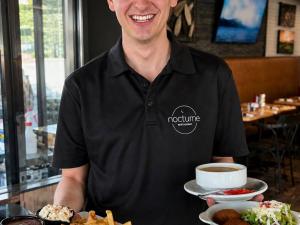 Restaurant Le Nocturne - EMPLOYÉ ET ASSIETTES