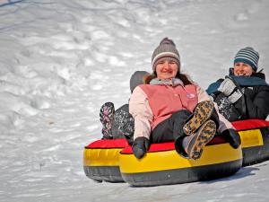 Au Chalet en Bois Rond - Glissade sur tubes en famille