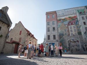 Fresque des Québécois - touristes devant la Fresque