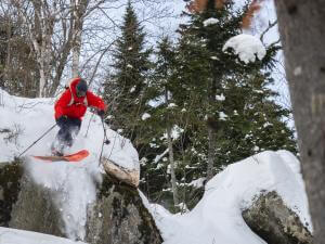 Un skieur fait du ski hors-piste au Massif de Charlevoix.