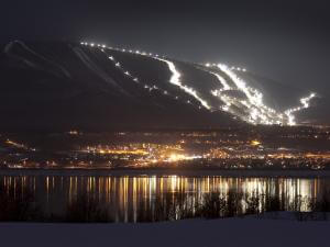 En soirée, vue sur la Côte-de-Beaupré, la montagne et les pistes éclairées du Mont-Sainte-Anne.