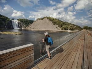 Parc de la Chute-Montmorency - persopnne sur la passerelle contemplative