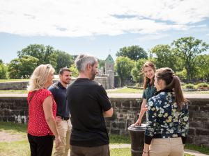 Des gens participent à une visite avec guide au Lieu historique national des Fortifications-de-Québec.