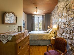 Hôtel Manoir Sur le Cap - chambre avec mur de pierres