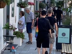 La belle galerie - Pedestrians in front of window
