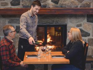 Bistro-bar Le Quatre-Temps - Service couple au bord du foyer