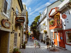 Rue du Petit-Champlain en vélo