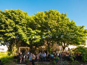 La Barberie, micro-brewery - Our magnificent green terrace in summer