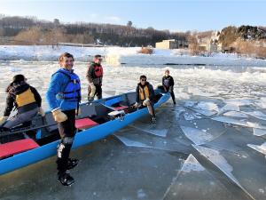Canot à glace Expérience - Canot et équipe sur le fleuve