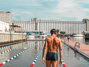L'Oasis du Port de Québec - Nageur devant corridor de baignade