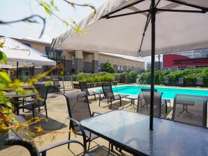 Hôtel Lindbergh - Piscine extérieure