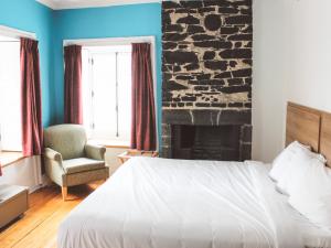 Auberge internationale de Québec - Private room with bathroom and fireplace