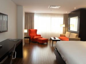 Hôtel Classique - Room 1 King bed + 1 Queen Murphy bed