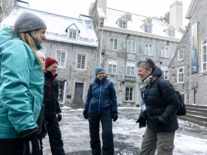 HQ Services Touristiques - Visites à pied en groupe et privées en hiver