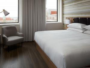 Marriott Québec Centre-ville - room with 1 King bed