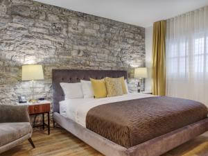Hôtel Le Manoir d'Auteuil - bedroom with 1 luxury king bed