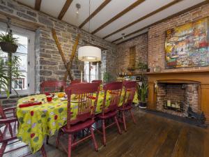 Le Coureur des Bois - Dining room with fireplace