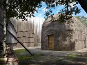 Musée huron-wendat - Maison longue nationale Ekionkiestha'