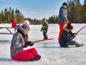 Au Chalet en Bois Rond - Children ice fishing