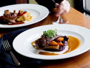Plates of food served at the Bistro-bar Le Quatre-Temps at Station touristique Duchesnay.