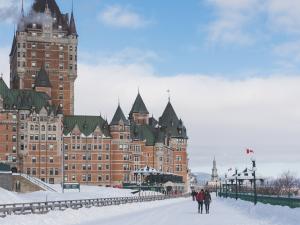 Terrasse Dufferin - Couple sur la Terrasse Dufferin en hiver