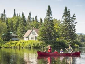 Canot en eaux calmes en famille au Parc national de la Jacques-Cartier.