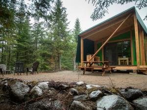 Exterior view of ready-to-camp accommodation in the forest in the Réserve faunique des Laurentides, in summer.