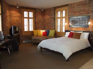 Auberge Le Vincent - room with 1 bed and brick walls