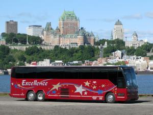Autocar Excellence - Red coach with a view of Château Frontenac